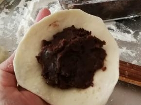 每个小剂子擀成圆片  中间稍厚一点  放入豆沙馅