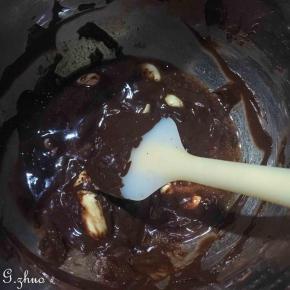 以上配方适用于学厨金色不粘22CM长方形磅蛋糕模具一份用量
巧克力加黄油隔热水加热搅拌融化。