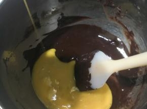 融化后的巧克力分两次加入蛋液，搅匀后再加入第二次，