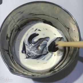 继第二步搅匀后倒入淡奶油，白砂糖和食盐搅拌均匀，