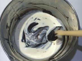 继第二步搅匀后倒入淡奶油，白砂糖和食盐搅拌均匀，