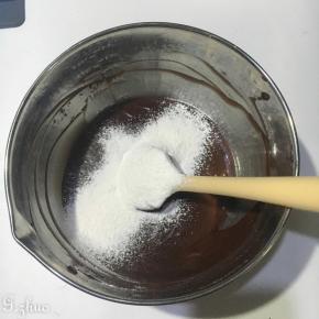 过筛进少量的蛋糕粉，拌匀。