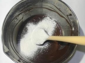 过筛进少量的蛋糕粉，拌匀。