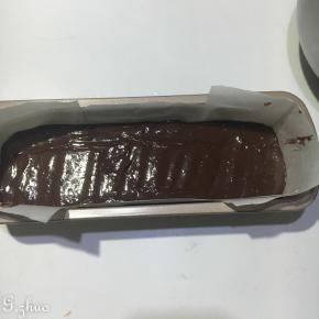 倒入铺好油纸的模具中，方便取出。