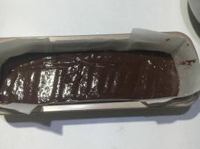 倒入铺好油纸的模具中，方便取出。