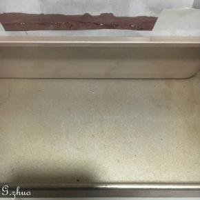 模具放入倒有少许热水的烤盘中，用水浴化烘烤。