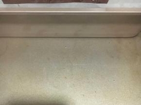 模具放入倒有少许热水的烤盘中，用水浴化烘烤。