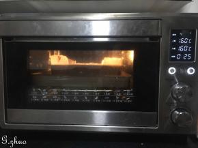 东菱烤箱上下火预热160度5分钟后放入，中层烘烤25分钟即可