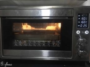 东菱烤箱上下火预热160度5分钟后放入，中层烘烤25分钟即可