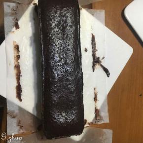 出炉提起油纸，轻轻剥去油纸即可，放入冰箱冷藏一晚，口感更佳。