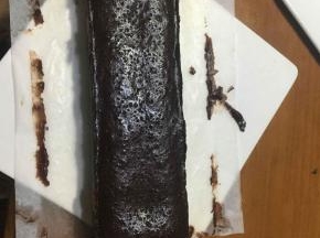 出炉提起油纸，轻轻剥去油纸即可，放入冰箱冷藏一晚，口感更佳。