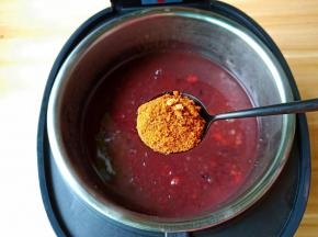 煮好粥会有提示音，还会自动跳到保温状态。把粥熬到又黏又稠时，撒入红糖搅拌均匀。