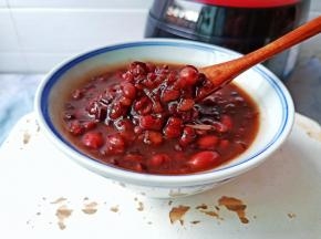 清晨喝上一碗热气腾腾香甜黏稠的八宝粥，精神头十足。全家人的最爱！