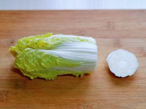 首先娃娃菜洗干净，将根部切掉。