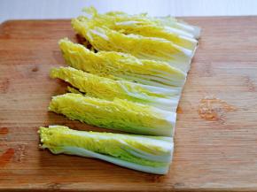 再切出长条状，条状的大小可以根据个人喜好来，不建议切的太大，那样吃起来不方便。