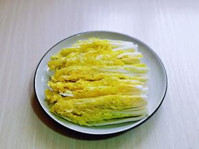 将切好的娃娃菜摆放到耐高温盘中。