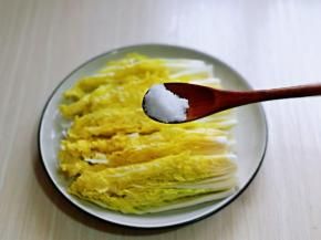 按个人口味均匀撒上食用盐。