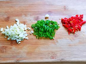 大蒜去皮切碎，红绿辣椒洗干净切小段。
