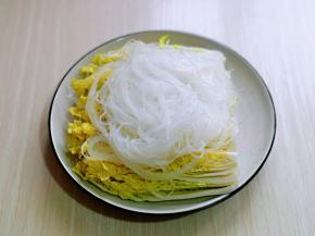 泡软的粉丝盖在娃娃菜上。