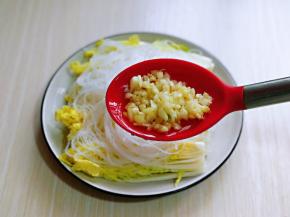 炒好的蒜盛出均匀的淋在粉丝上面。