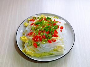 再把切好的红绿辣椒撒在上面。