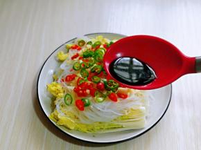 淋上一小勺生抽提鲜。