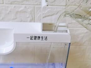 将蒸锅水箱加入纯净水，不要超过最高水位，不过这道菜也不费水哈。