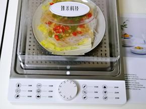 将开关旋钮到15分钟位置，就不用管啦！烹饪结束后，蒸锅会发出滴答滴答的声音，这时将电源断开。