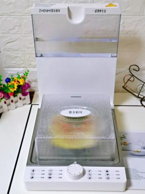 焖1分钟再打开，用蒸锅蒸这道菜的好处是能快速的锁住娃娃菜的鲜甜味，使其营养不流失。