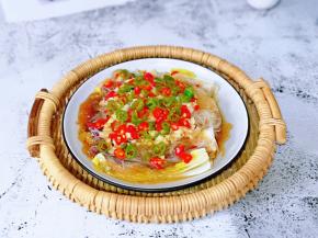 好吃又好看的双椒粉丝娃娃菜出炉啦！滴入芝麻油。