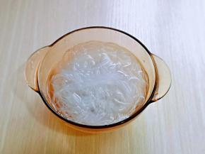 粉丝加入80度水泡软。