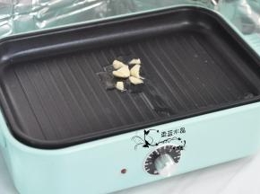 锅里倒入油，放入蒜炸香。