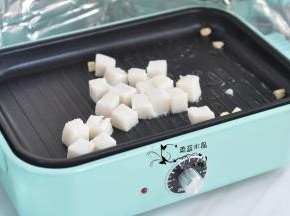放入魔芋翻炒。