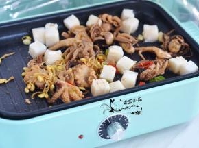 倒入即食小章鱼。