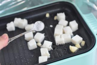 加一点点盐提味。