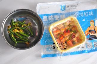 准备好食材。即食蟹棒室温自然解冻。
