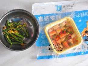 准备好食材。即食蟹棒室温自然解冻。