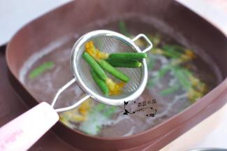 将黄瓜花捞出控干水分。