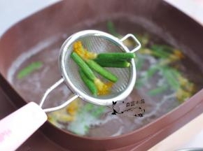 将黄瓜花捞出控干水分。