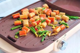 翻炒几下后，将即食蟹棒倒入搅匀。