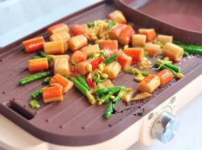 翻炒几下后，将即食蟹棒倒入搅匀。