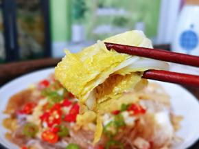 吃一口娃娃菜，香甜软糯，口感非常好。