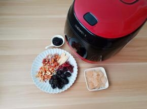 准备乌梅、山楂干、甘草、陈皮、洛神花、桑葚膏、冰糖。当然臻米脱糖电饭煲少不了，煲体采用全新的pp材料【翻新塑料含有大量的化学残留物质和翻新时大量使用的表面活性剂，臻米智能电饭煲是拒绝使用的】