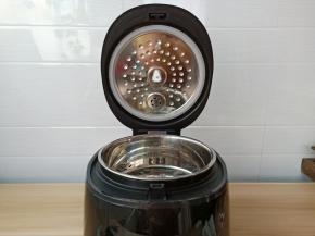 臻米脱糖智能电饭煲内胆采用304不锈钢材质，可拆洗内盖，轻轻松松就可以拆下来清洗，减少细菌残留。