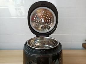 臻米脱糖智能电饭煲内胆采用304不锈钢材质，可拆洗内盖，轻轻松松就可以拆下来清洗，减少细菌残留。