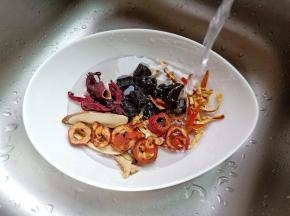 所有食材先清水冲洗几遍，去除表面的浮尘。