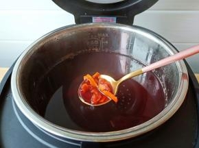 等煮好机器会发出提示音，提示酸梅汤可以出锅了，这时加入桑葚膏搅拌均匀即可。