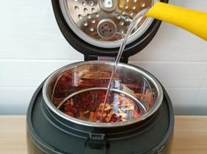 将洗好的食材放入内胆，加适量清水【喜欢味淡的可以多加一点水】