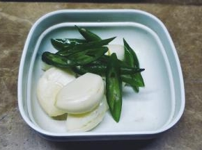 蒜拍一刀、线椒斜切成段