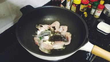 放入魽鱼块略煎一下下